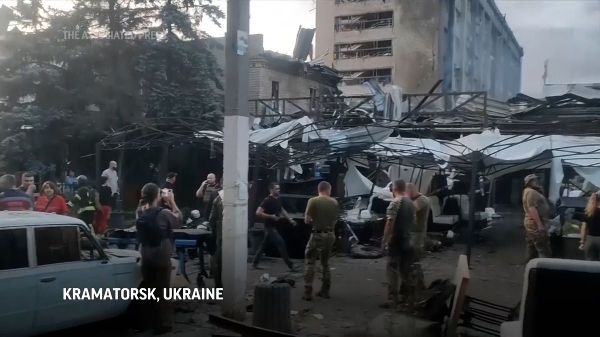 Ruská střela zasáhla pizzerii plnou lidí v Kramatorsku. Devět mrtvých včetně čtrnáctiletých dvojčat
